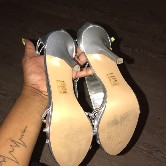 I’m selling silver high heels - Picture 4 of 4